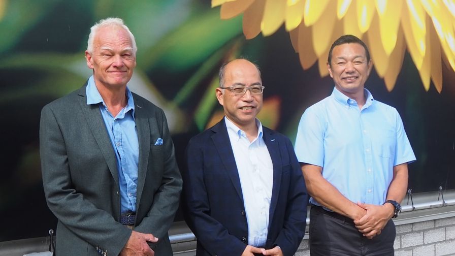 (L to R) Jeroen Egtberts, Yasunori Yomo, Munenori Inagaki of Suntory Flowers and MNP (Moerheim New Plants)