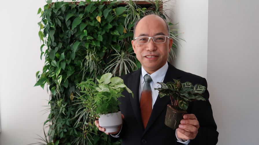 President Yasunori Yomo of Suntory Flowers.
