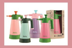 The Feeria 1.5L pressure sprayer provides optimal plant care for gardens, greenhouses, and homes in four vibrant color options.